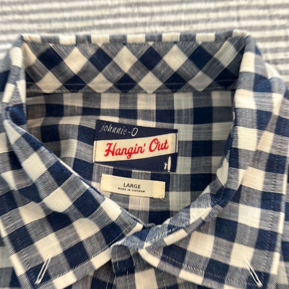 Jonnie-O Hnagin Out button down